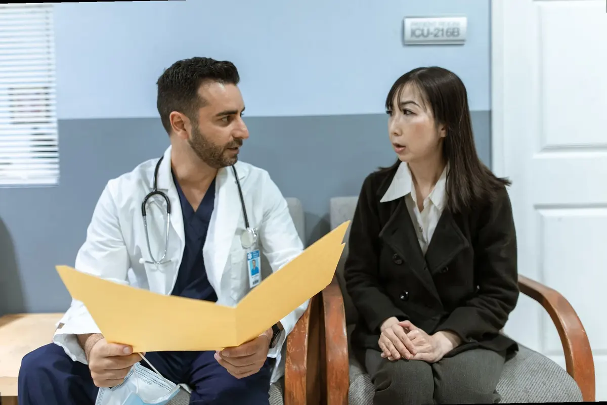 persona consultando información sobre medicamentos