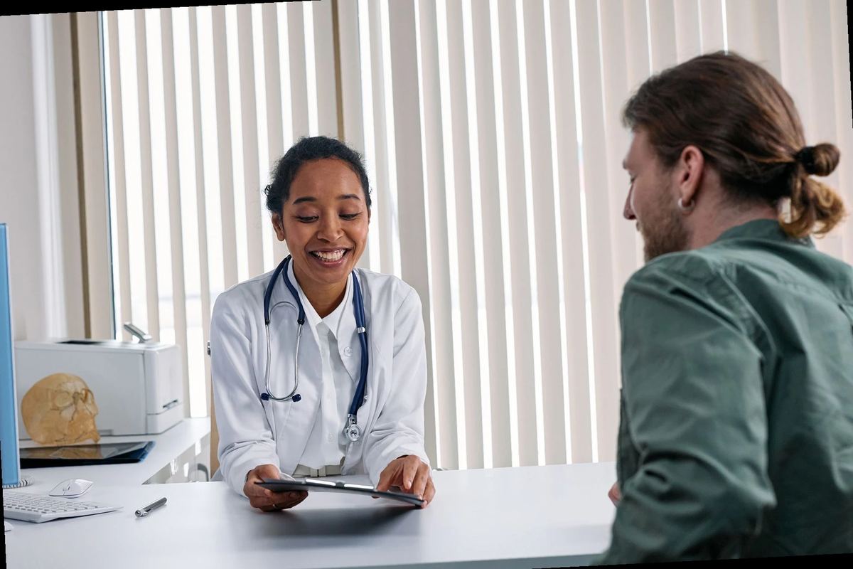 persona consultando indicaciones médicas