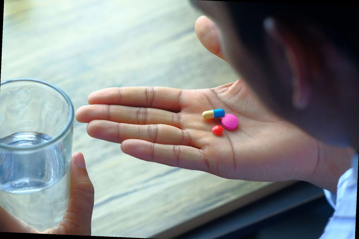 persona leyendo instrucciones de medicamento