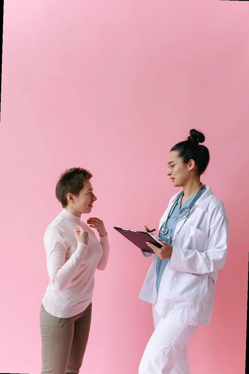 persona consultando información sobre medicamentos