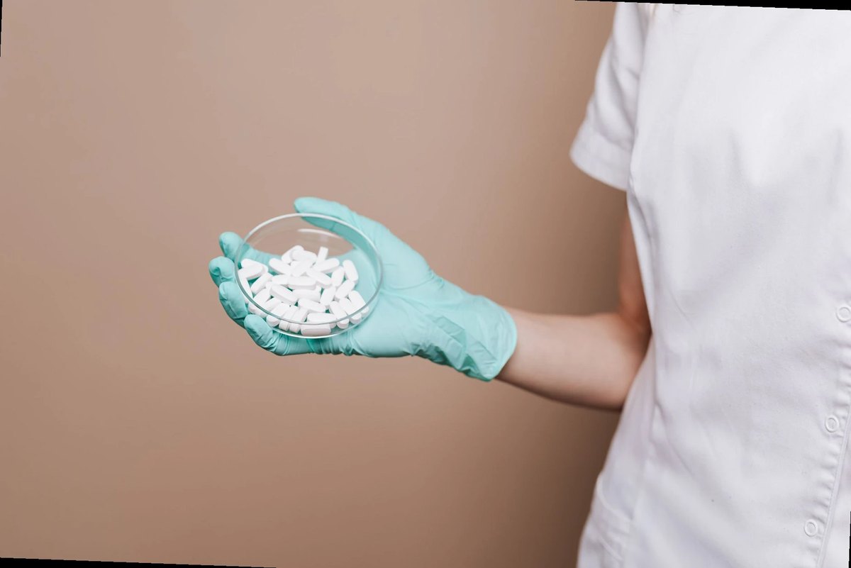 persona consultando información sobre medicamentos