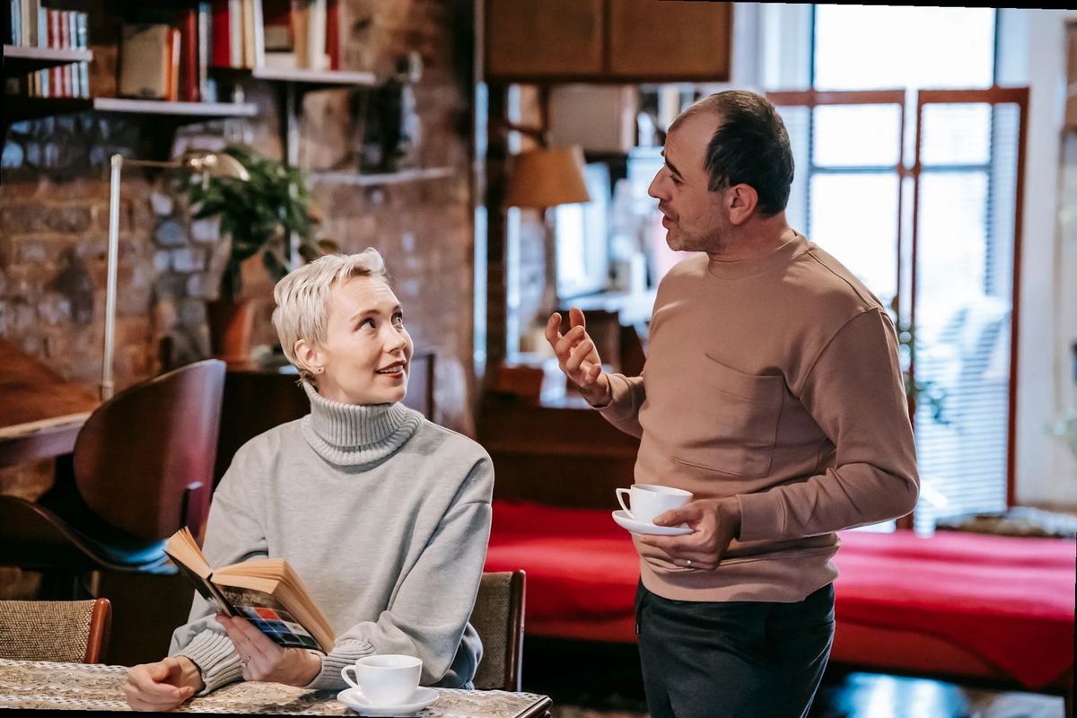 pareja consultando información médica en casa