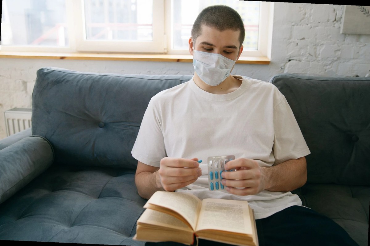 hombre leyendo información sobre medicamentos