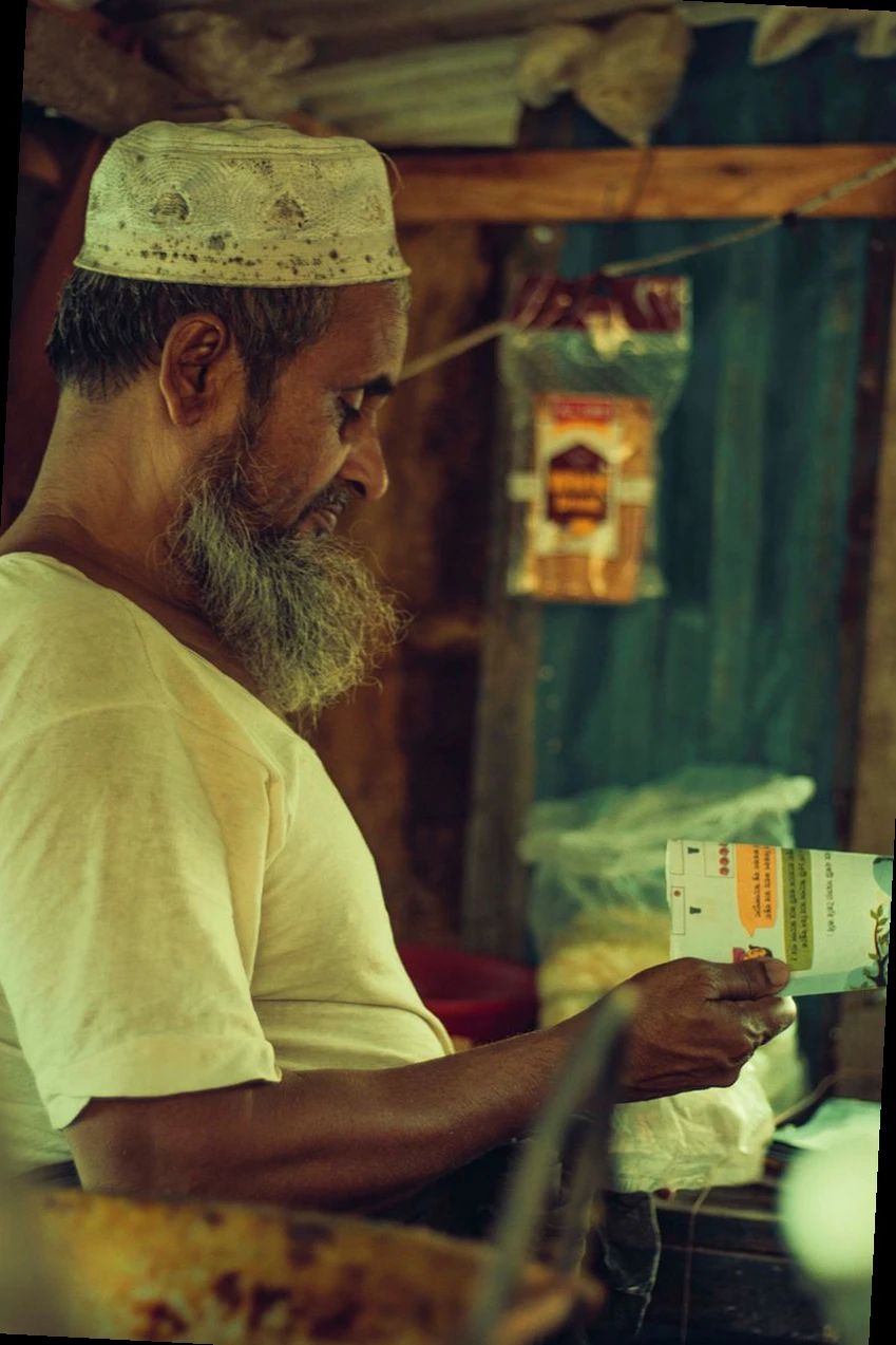 persona leyendo información sobre medicamentos