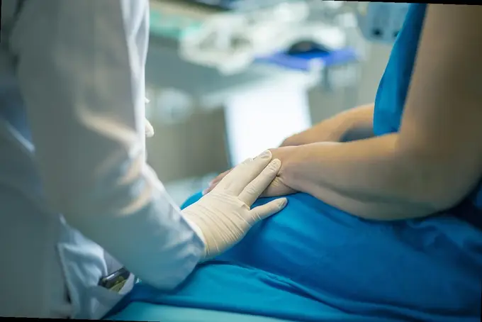 persona leyendo instrucciones de medicamento