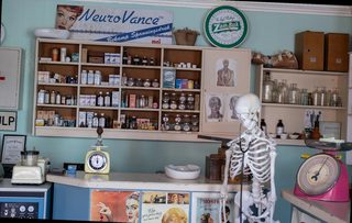 interior de farmacia con estantes de medicamentos