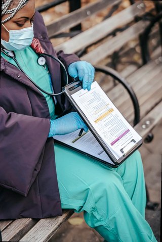 persona leyendo información sobre tratamiento para la diabetes